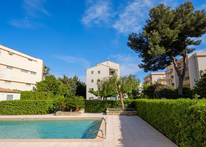 With Terrace And Pool Σαιντ-Μαξίμ